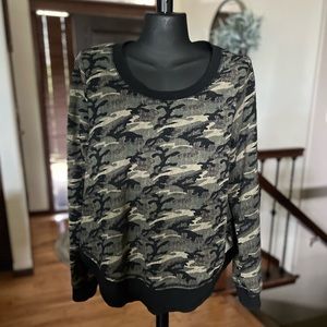 Hem & Thread Shirttail Split Camo Top Size M